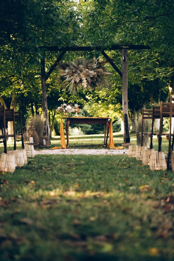 Oltar za vjenčanje u rustikalnom stilu.