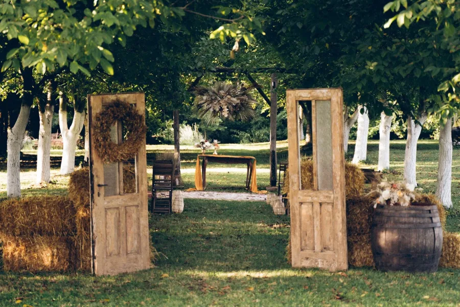 Rustikalno uređen oltar za vjenčanje.
