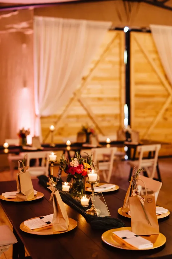 Svečano uređen stol.