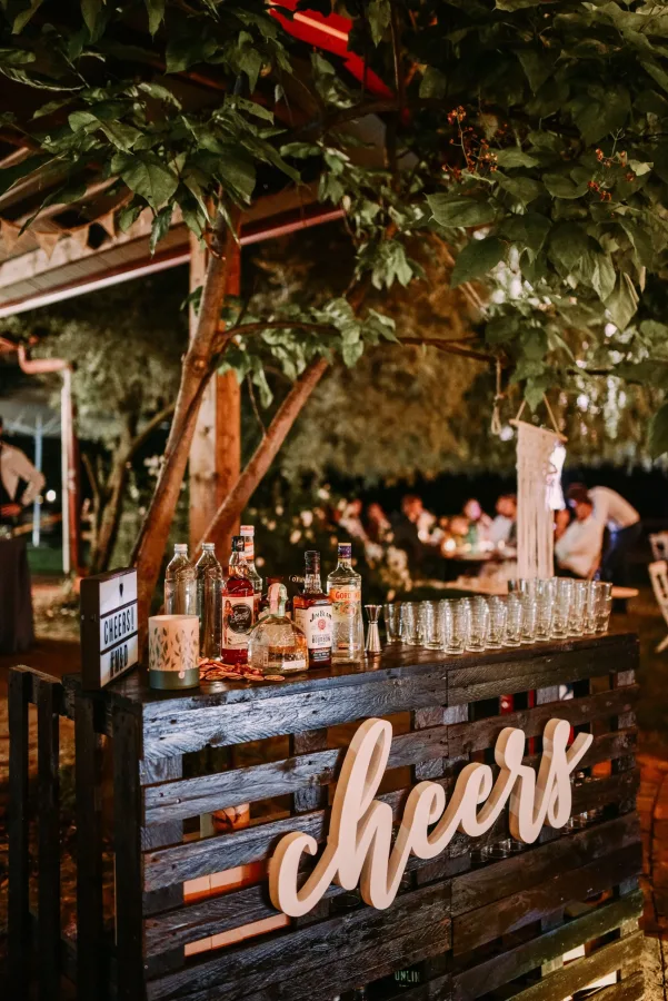 Koktel bar uređen u rustikalnom stilu.