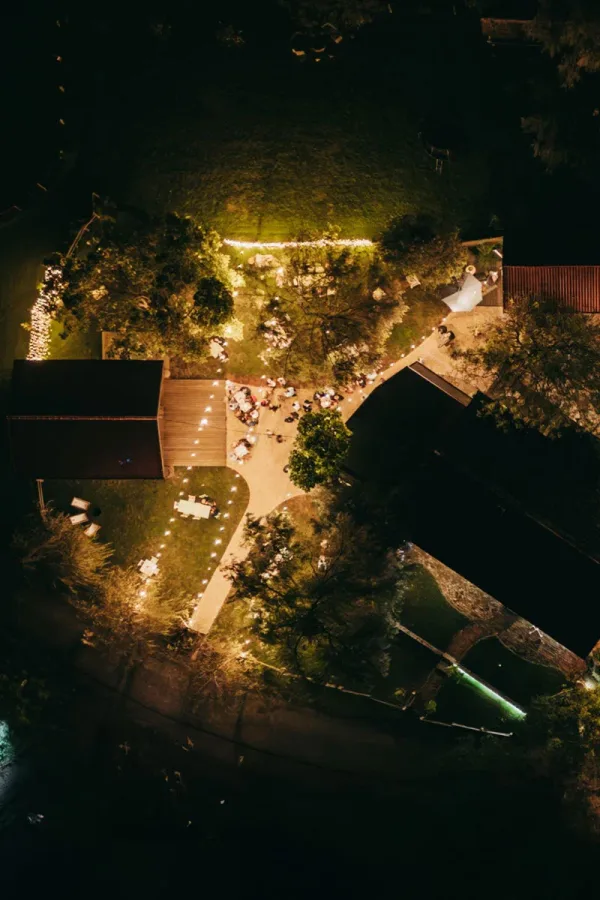 Pogled iz zraka po noći na Ranch Kurilovec Velika Gorica.