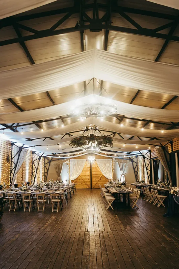 Velika svečano uređena dvorana za vjenčanje u rustikalnom stilu.
