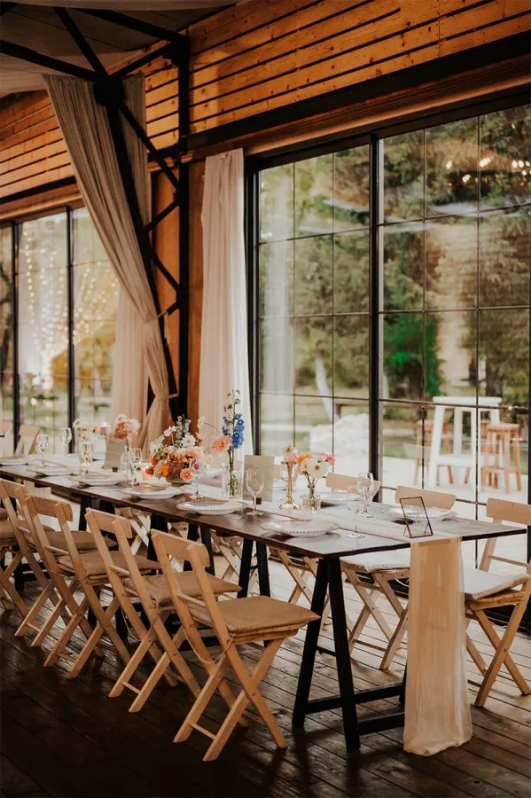 Svečani stol i stolice za vjenčanje u rustikalnom stilu.