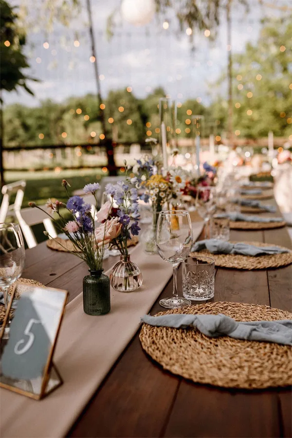 Svečano uređen stol za vjenčanje.