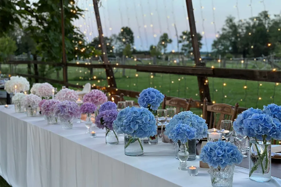 Cvjetni aražmani na svečanom stolu za vjenčanje.