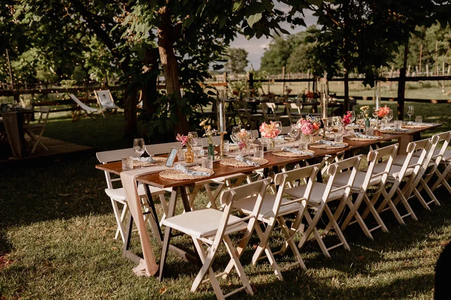 Ranch Kurilovec svečano uređen stol za vjenčanje.