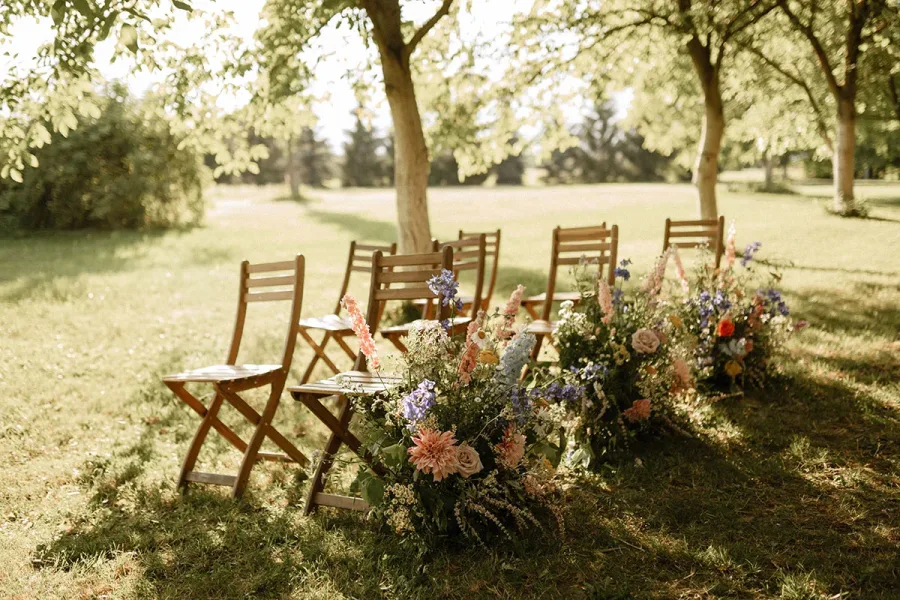 Stolice i cvjetni aražmani u prirodi.