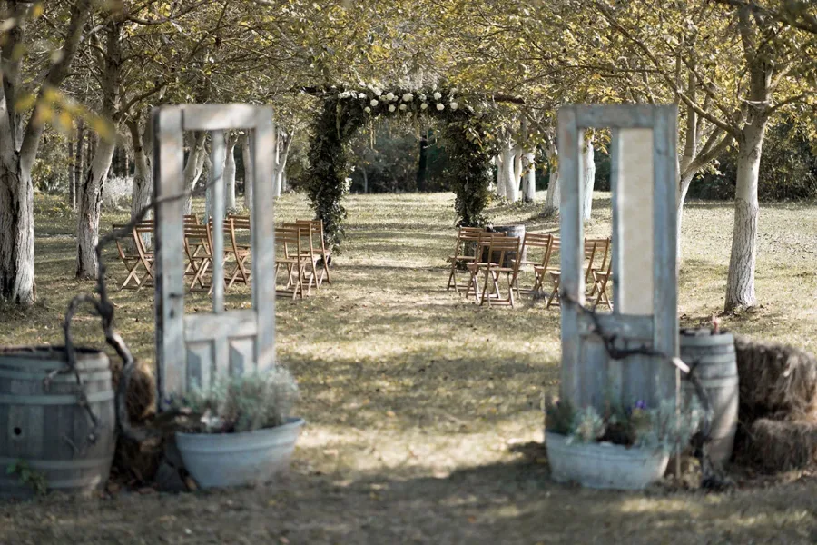 Ceremonija za vjenčanje u rustikalnom stilu u prirodi.