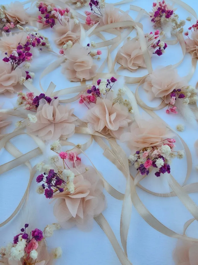 Rozi reveri s cvijećem.