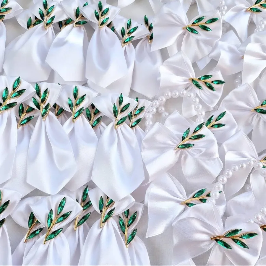 Bijeli reveri s smaragno zelenim listićem art floralis Zadar.