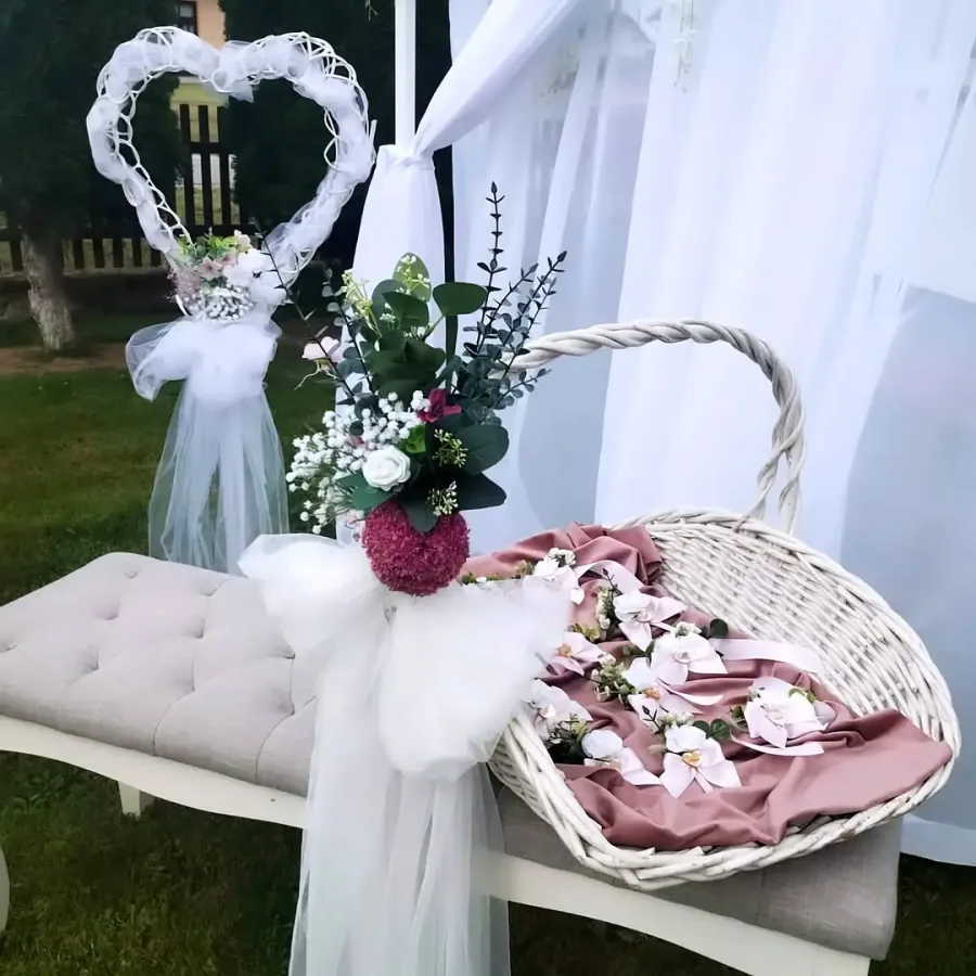 Košara s reverima na klupici.