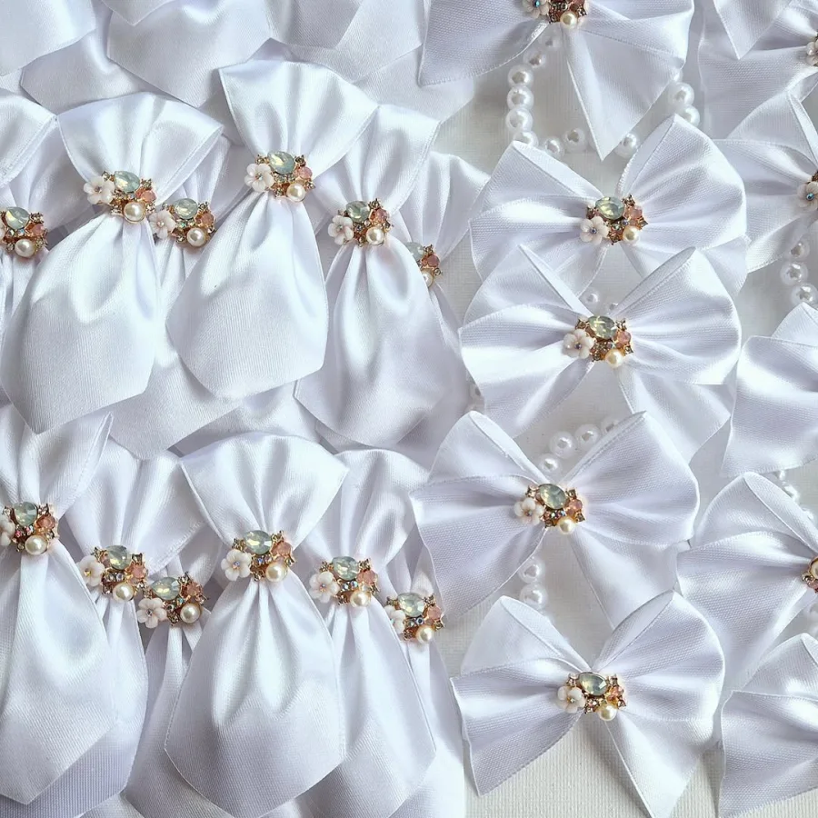 Bijeli reveri s biserom i cvijetićem art floralis Zadar.