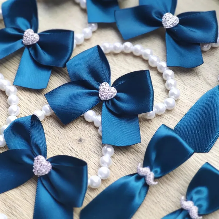 Kraljevsko plave narukvice i reveri sa srebrnim detaljima.