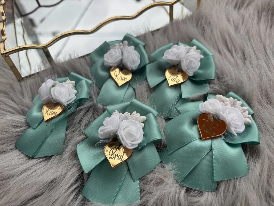 Menta zeleni reveri s bijelim ružama.