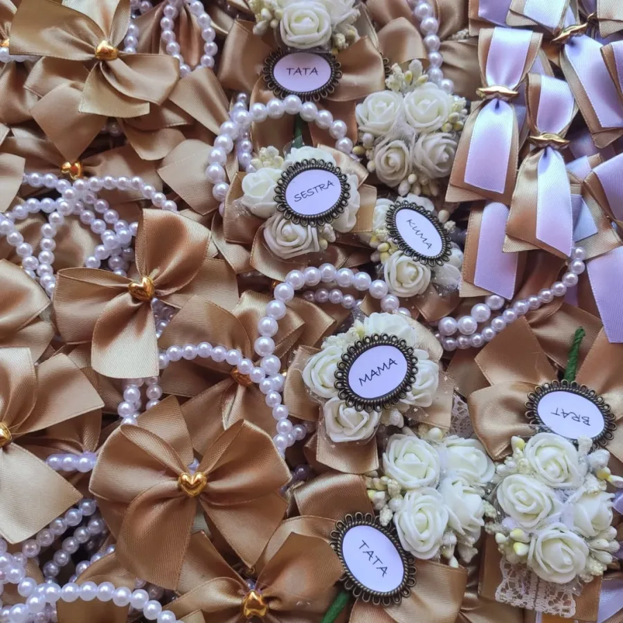 Zlatni reveri i biserne narukvice za vjenčanje.