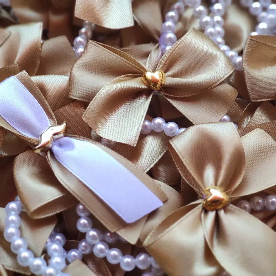 Zlatni reveri i mašne.