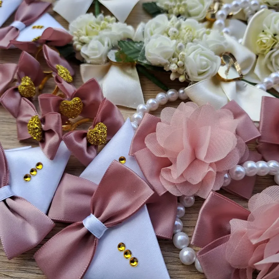 Rozi reveri s laticama i zlatnim prstenovima.