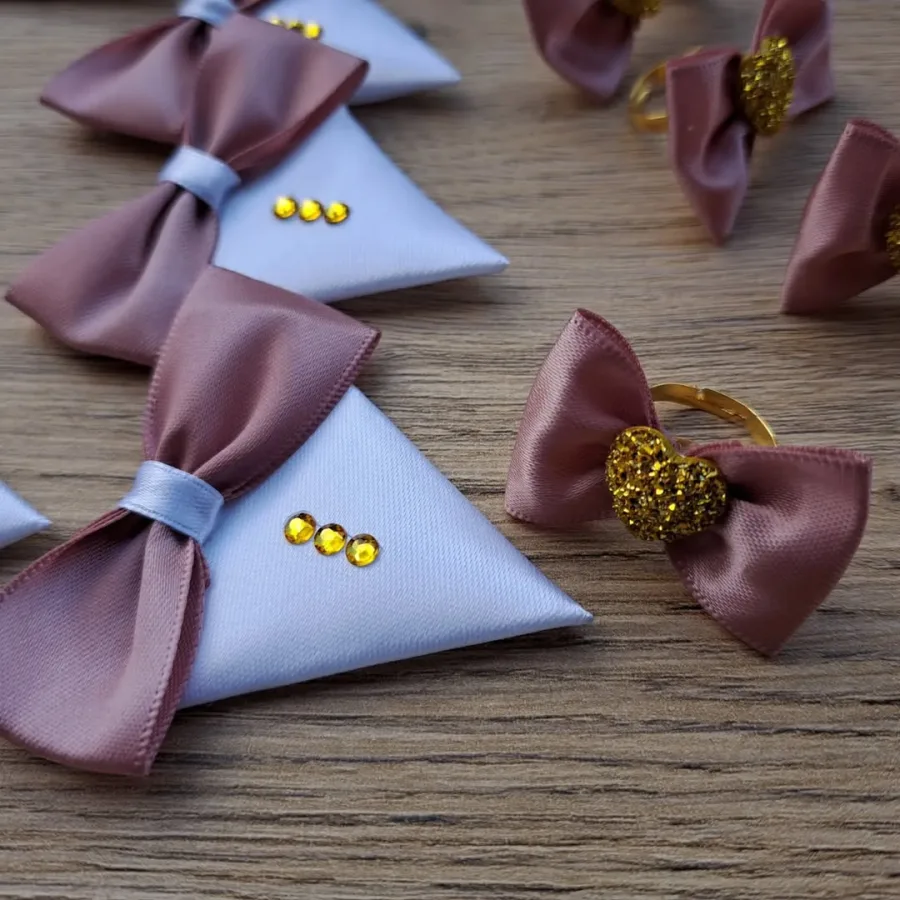 Zlatni prsten kao rever za vjenčanje.