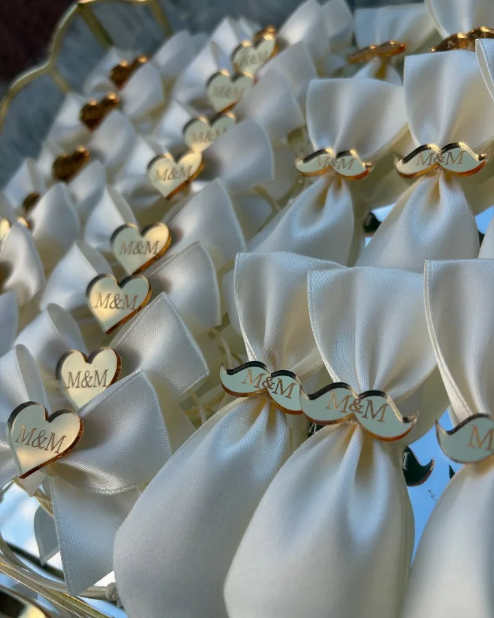 Biserno vijeli reveri za vjenčanje.