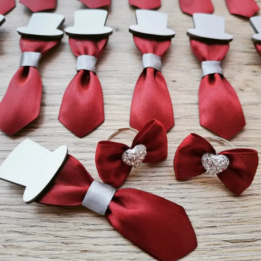 Crveni reveri i prsteni za vjenčanje.