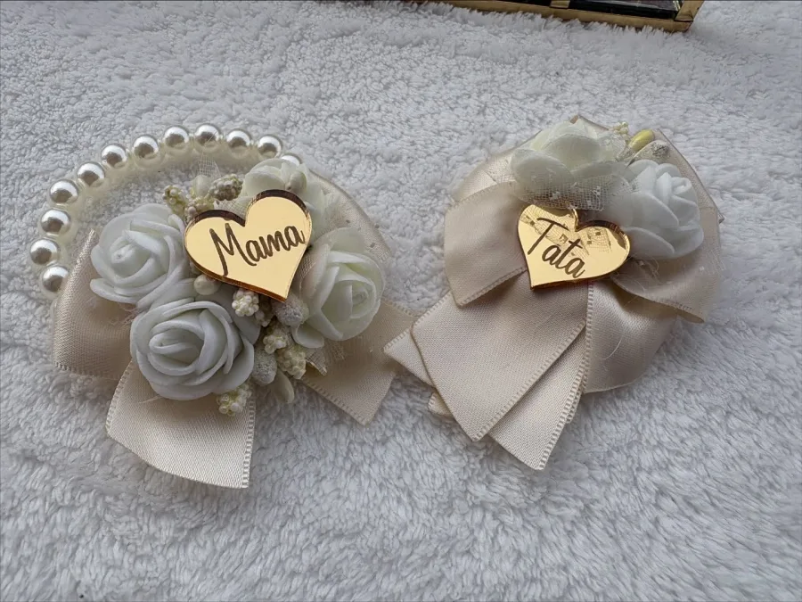 Bijeli rever i biserna narukvica za roditelje.