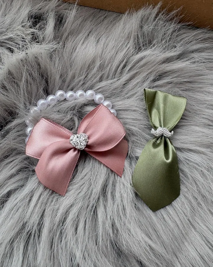 Roza narukvica s biserima i zeleni rever na čupavom tepihu.