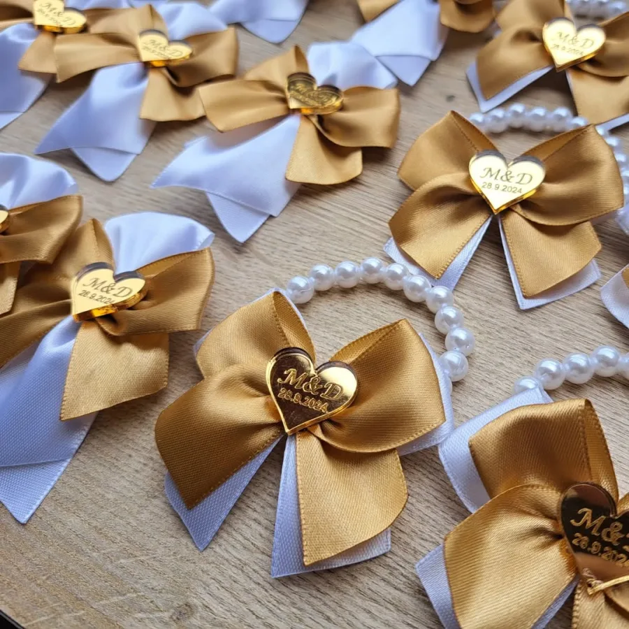 Zlatno bijeli reveri i narukvice za vjenčanje.