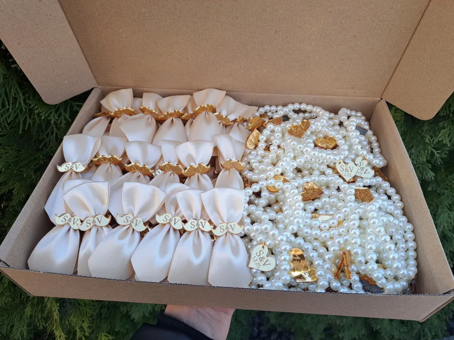 Kutija puna bisernih narukvica i bijelih revera.