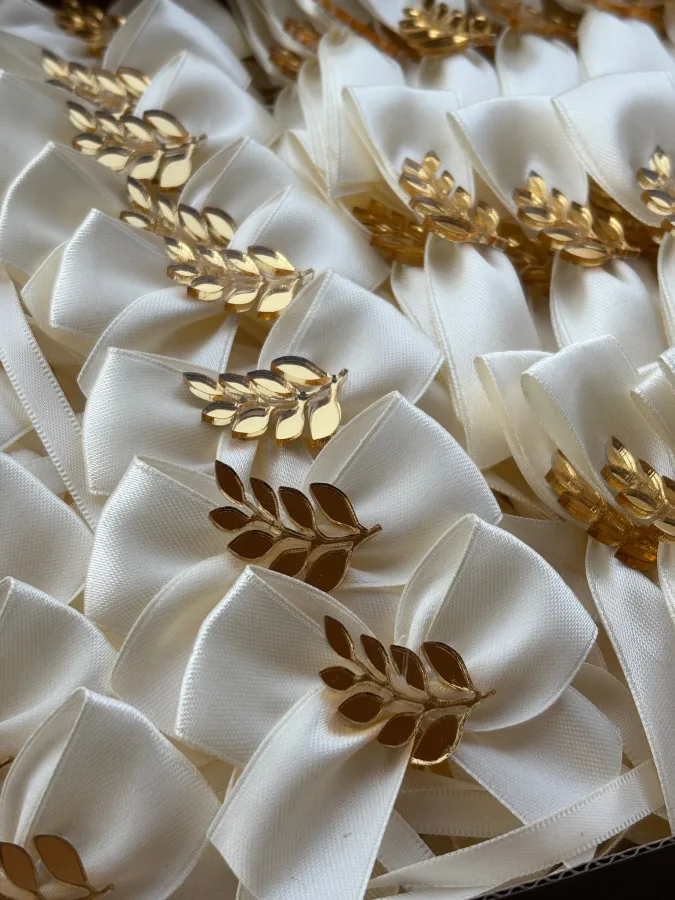 Bijeli reveri s zlatnom maslinovom granom.