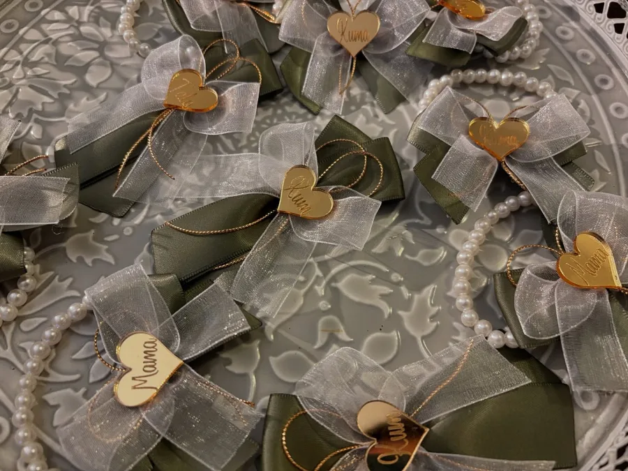 Maslinasto zeleni reveri za s natpisima Kum, Mama, Kuma, Tata.