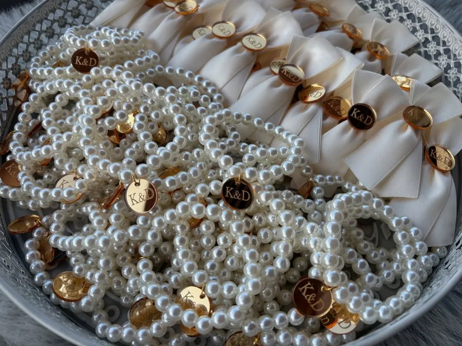 Biserne bijele nerukvice i bijeli reveri za vjenčanje.