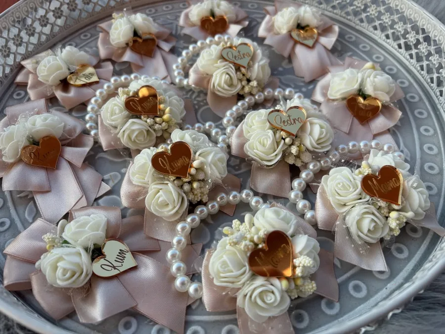 Rozi reveri i narukvice s bijelim ružama.