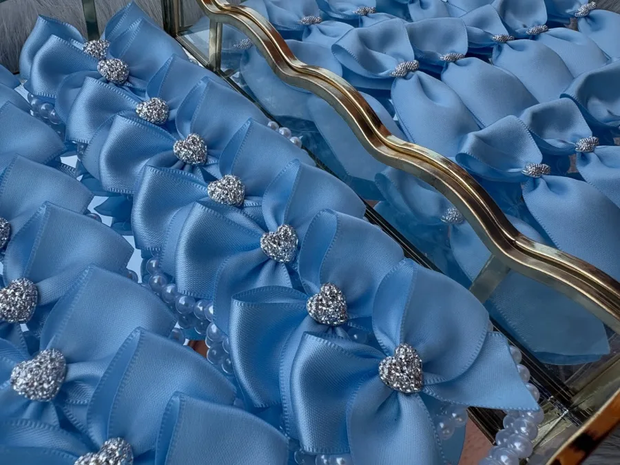 Plavi reveri sa srebrnim srcima.