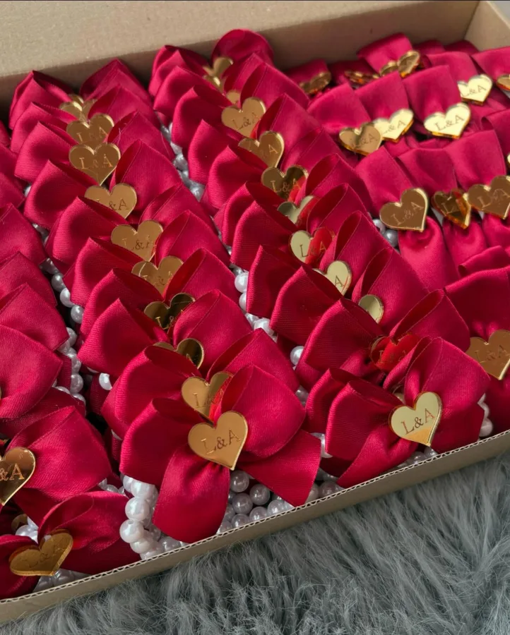 Biserne narukvice sa crvenom mašnom i zlatnim srcem.