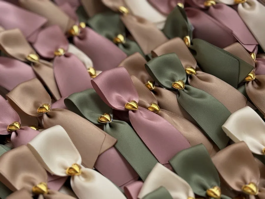 Reveri za vjenčanje sa zlatnim srcem u raznim bojama.