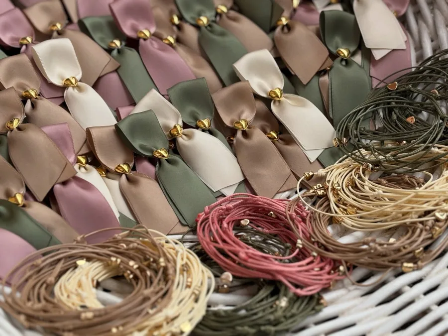 Reveri za vjenčanje i narukvice od konca u više broja.