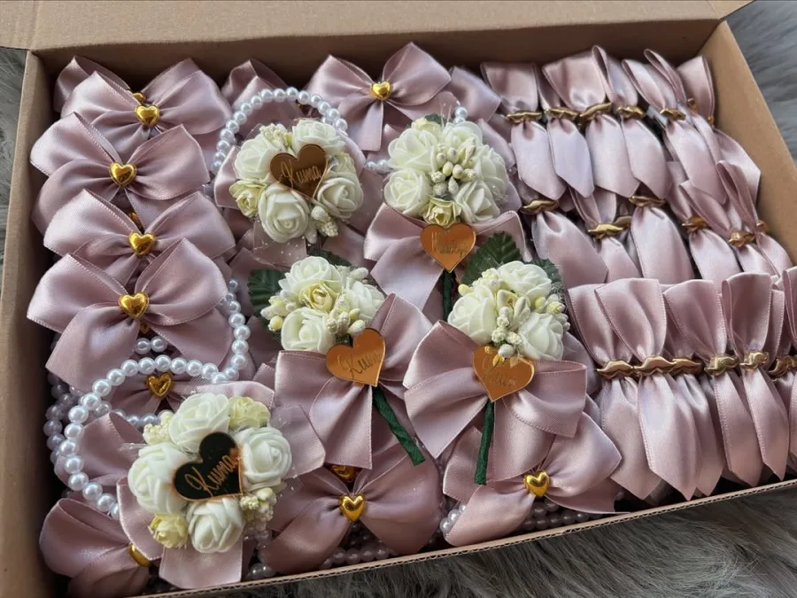 Rozi reveri za vjenčanje u kotiji s posebnim reverima za kumu i kuma.