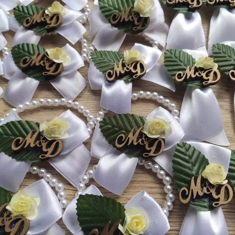 Bijeli reveri sa zelenim cvijetom i natpisom M&D