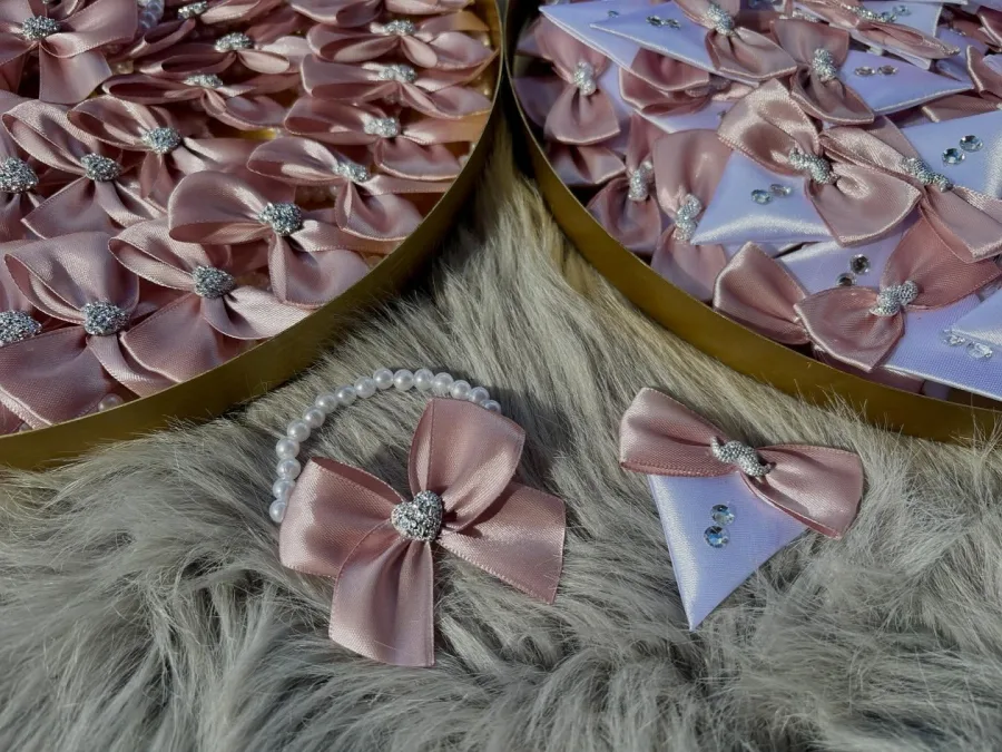 Biserne narukvice sa rozom mašnom i rozo bijeli reveri.