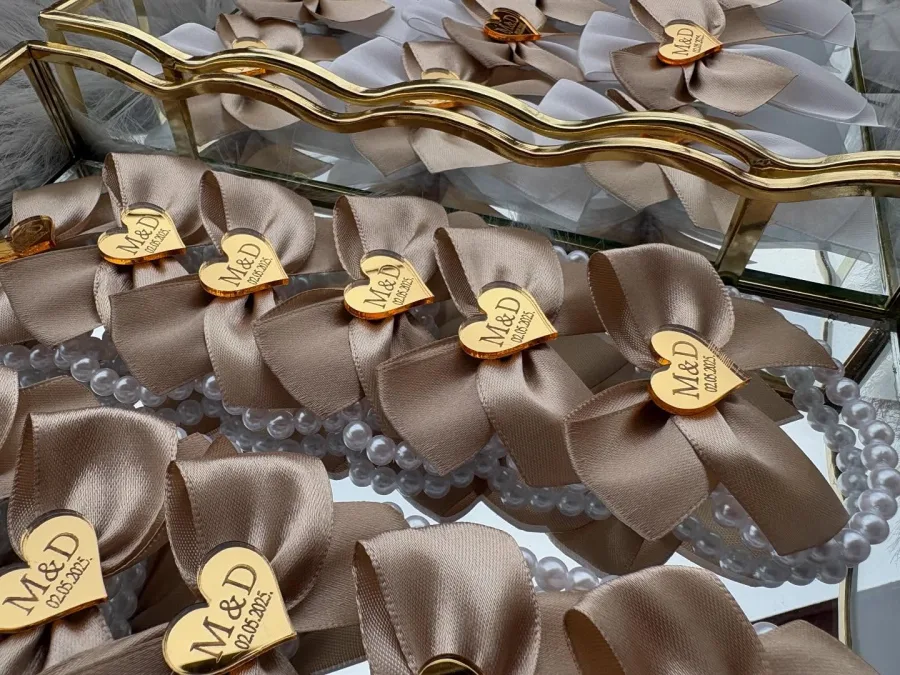 Smeđi reveri i narukvice sa zlatnim srcem.