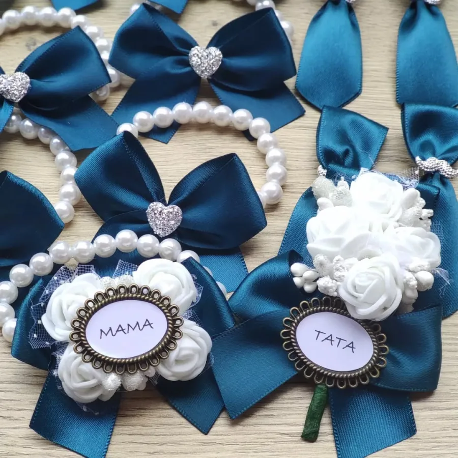 Plavi reveri s bijelim ružama i natpisima "Mama" i "Tata".