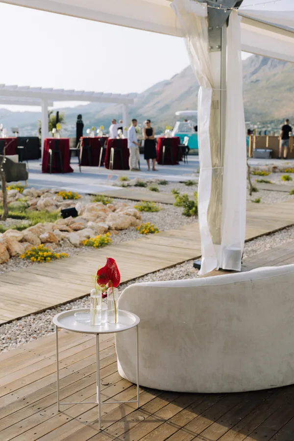 Bijela fotelja s pogledom na terasu.