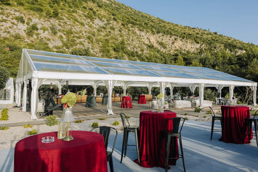 Šator za vjenčanja i evente i visoki barski stolovi u blizini Dubrovnika.