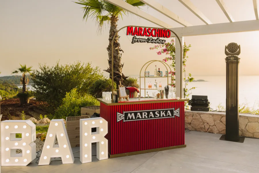 Maraska bar za koktele na vjenčanju s predivnim pogledom na more i otoke pri zalasku sunca.