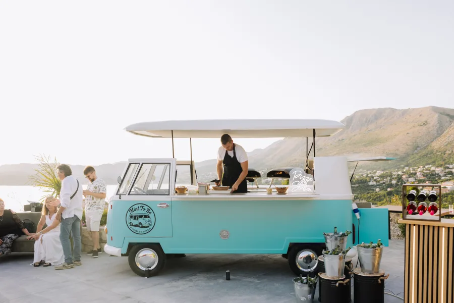 Mobilni pizza majstor na vjenčanju na terasi s pogledom.