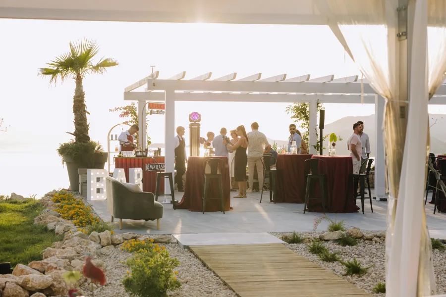 Terasa Heritage event venue s otvorenim barom i pogledom na more.