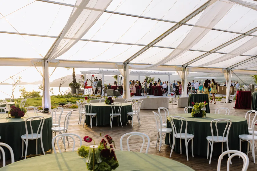 Šator za vjenčanje i evente s pogledom na more i otvorenom terasom u blizini Dubrovnika.
