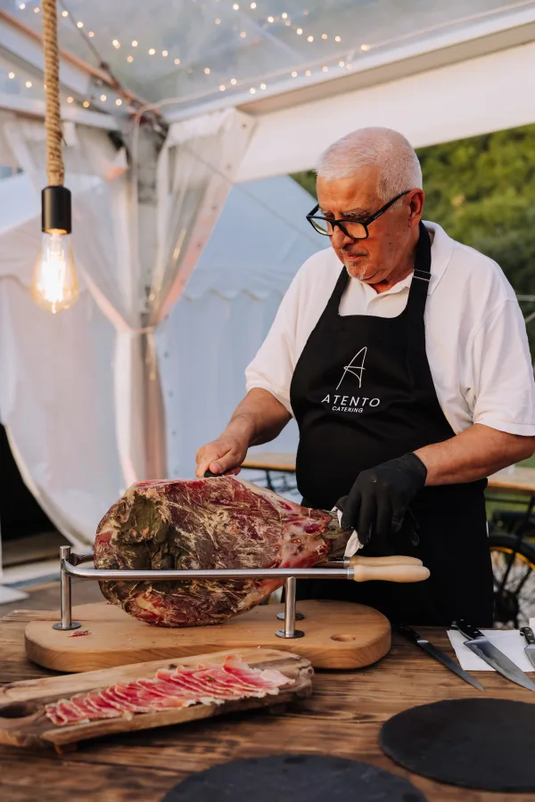 Rezanje domaćeg pršuta na vjenčanju u Heritage event venue.