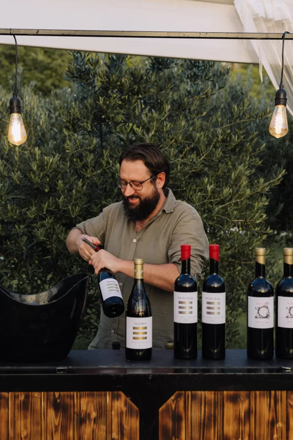 Sommelier otvara bocu vina na šanku na vjenčanju.