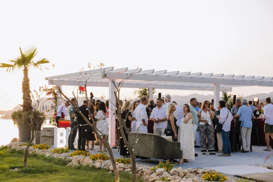 Gosti vjenčanja na terasi uz more s pogledom na zalasku s otvorenim barom Heritage event venue Dubrovnik.
